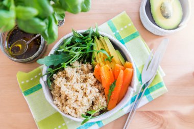 Sağlıklı Detoks yemek Quinoa, havuç, avokado ve roket sa
