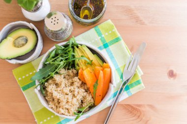 Sağlıklı Detoks yemek Quinoa, havuç, avokado ve roket sa