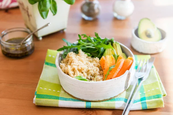 Dîner de désintoxication sain avec quinoa, carottes, avocat et fusée sa — Photo