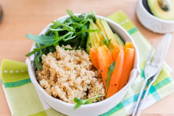 Dîner de désintoxication sain avec quinoa, carottes, avocat et fusée sa — Photo