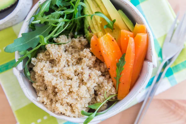 Dîner de désintoxication sain avec quinoa, carottes, avocat et fusée sa — Photo