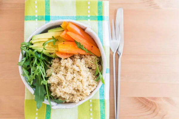 Dîner de désintoxication sain avec quinoa, carottes, avocat et fusée sa — Photo