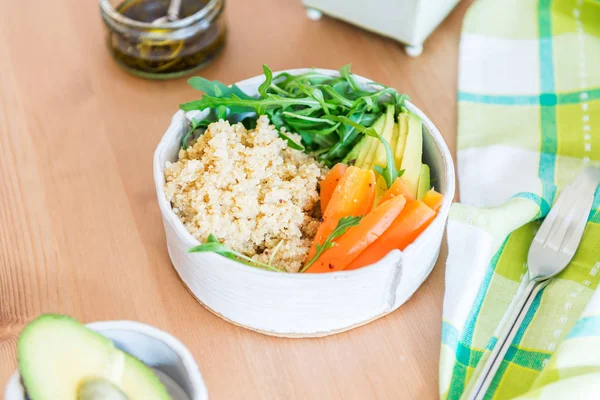 Dîner de désintoxication sain avec quinoa, carottes, avocat et fusée sa — Photo