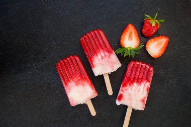 Çilek suyu ile çilekli dondurma