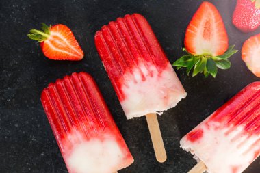 Çilek suyu ile çilekli dondurma