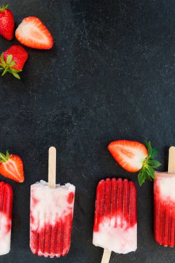 Çilek suyu ile çilekli dondurma