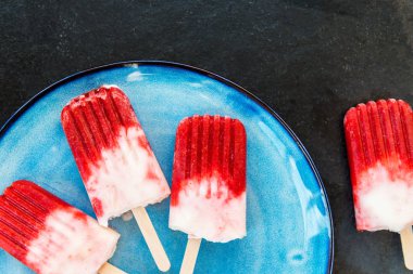 Çilek suyu ile çilekli dondurma