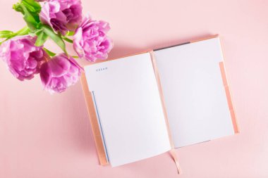 Açık defter çiçekli rüyalar ve fikirler yazma