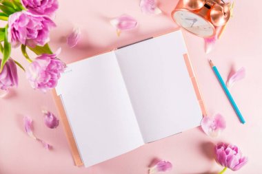 Açık defter çiçekli rüyalar ve fikirler yazma