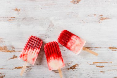 Ev yapımı Vegan çilekli dondurma