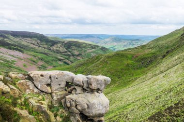  Edale, Peak District Milli Parkı, İngiltere'de yakınındaki tepelerde görüntülemek