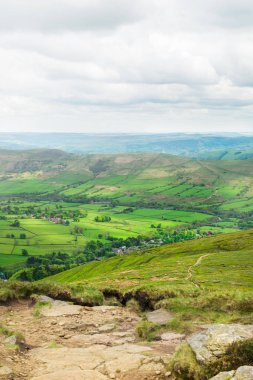  Edale, Peak District Milli Parkı, İngiltere'de yakınındaki tepelerde görüntülemek