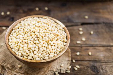 Ahşap kase çiğ çam fıstığı kabuklu