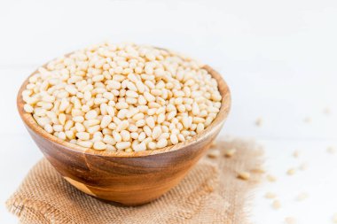 Ahşap kase çiğ çam fıstığı kabuklu