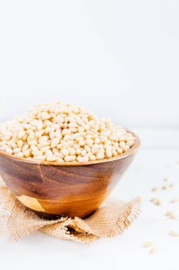 Ahşap kase çiğ çam fıstığı kabuklu