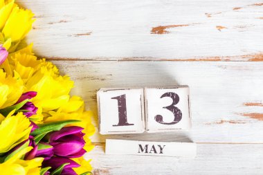 Bahar çiçekleri ve ahşap bloklar ile anneler günü tarihi, 13 Mayıs, 