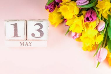 Bahar çiçekleri ve ahşap bloklar ile anneler günü tarihi, 13 Mayıs, 