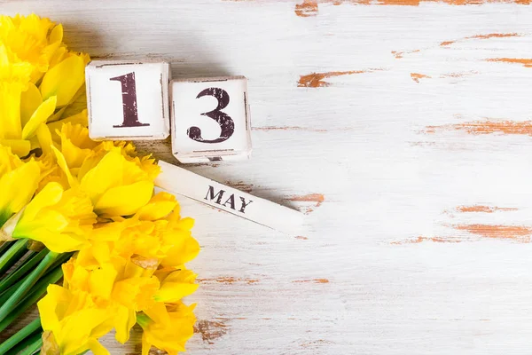 Flores de primavera y bloques de madera con fecha del día de las madres, 13 de mayo , —  Fotos de Stock
