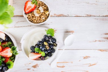 Granola ve taze çilek ile doğal yoğurt kase 