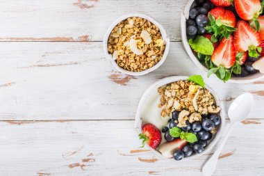 Granola ve taze çilek ile doğal yoğurt kase 