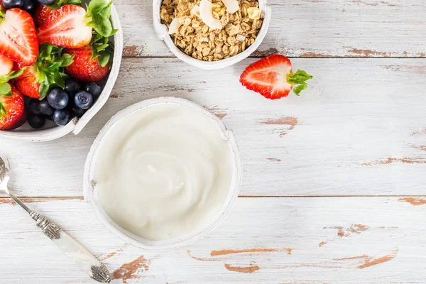 Skål med naturell yoghurt med müsli och färska bär — Stockfoto