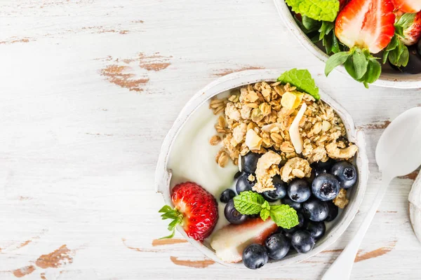 Skål med naturell yoghurt med müsli och färska bär — Stockfoto