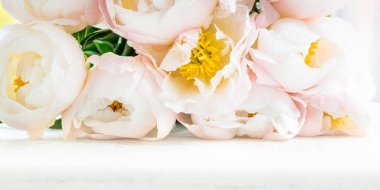 Güzel beyaz Çin peonies su damla buket