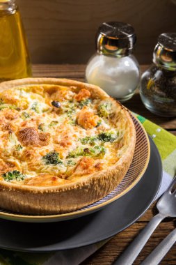 Klasik füme somon ve brokoli kiş