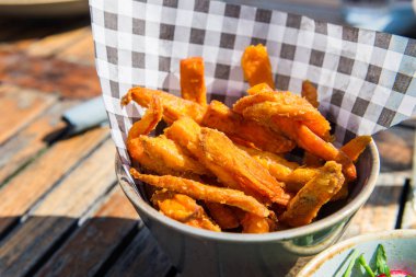 Pişmiş tatlı patates kızartması