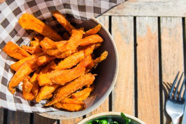  Pişmiş tatlı patates kızartması 