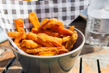  Pişmiş tatlı patates kızartması 
