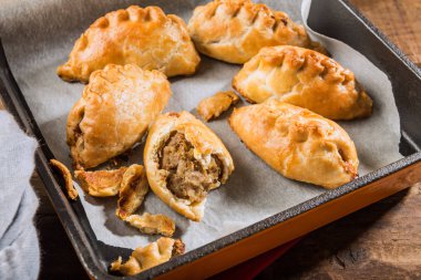 Zenginleştirilmiş tereyağı puf böreği ile dolu gelen sıcak pasties kıyılmış 
