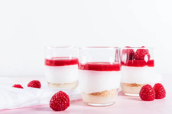 Raspberry dessert dari whipped white chocolate mousse dan raspbe — Stok Foto