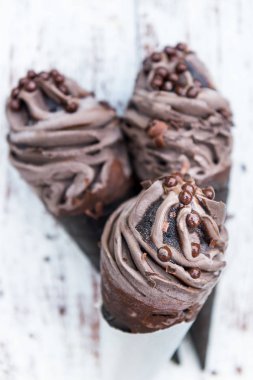 Siyah Waffle koniler ile çift çikolatalı dondurma