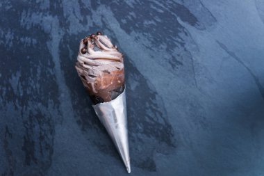 Siyah Waffle koniler ile çift çikolatalı dondurma