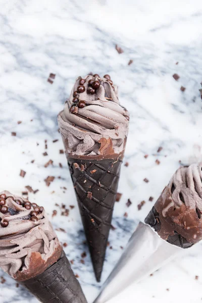 Dubbele chocolade ijsjes met zwarte wafel kegels — Stockfoto