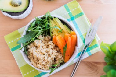 Sağlıklı Detoks yemek Quinoa, havuç, avokado ve roket sa