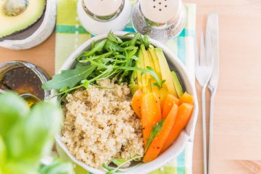 Sağlıklı Detoks yemek Quinoa, havuç, avokado ve roket sa