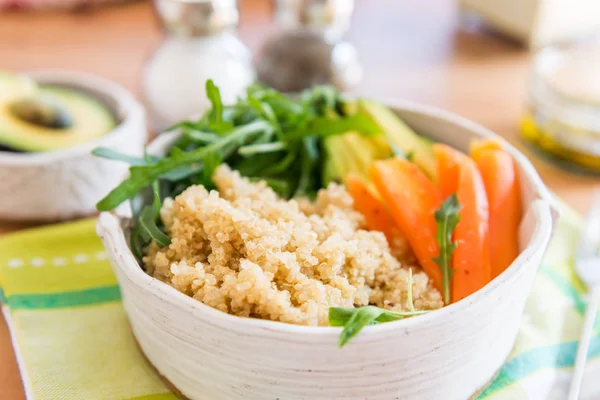 Egészséges méregtelenítés vacsora Quinoa, sárgarépa, avokádó és rakéta-sa — Stock Fotó