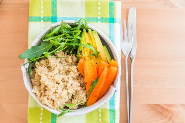 Egészséges méregtelenítés vacsora Quinoa, sárgarépa, avokádó és rakéta-sa — Stock Fotó