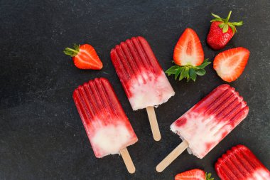 Çilek suyu ile çilekli dondurma