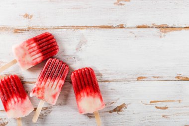 Ev yapımı Vegan çilekli dondurma