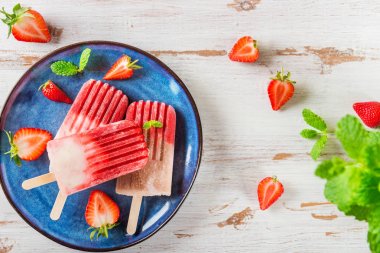 Ev yapımı Vegan çilekli dondurma