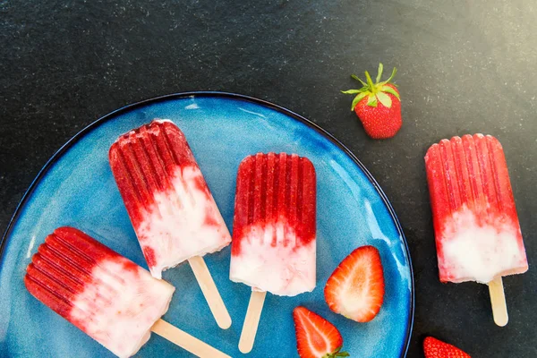 Strawberry Popsicle with Strawberry Juice — Stock Photo, Image