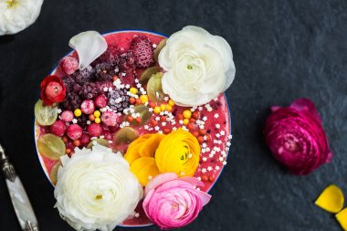 Muz ve orman meyveleri Ra bir kase içinde pembe yüzlü