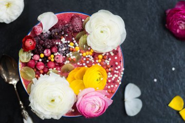 Muz ve orman meyveleri Ra bir kase içinde pembe yüzlü