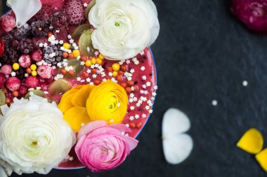 Muz ve orman meyveleri Ra bir kase içinde pembe yüzlü