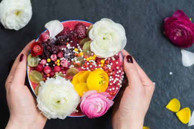 Muz ve orman meyveleri Ra bir kase içinde pembe yüzlü