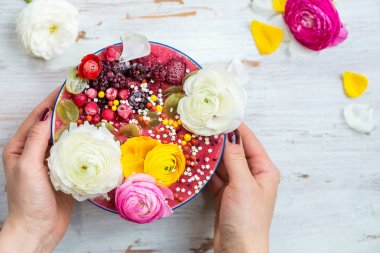 Muz ve orman meyveleri Ra bir kase içinde pembe yüzlü