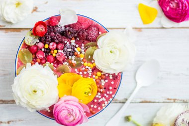 Muz ve orman meyveleri Ra bir kase içinde pembe yüzlü